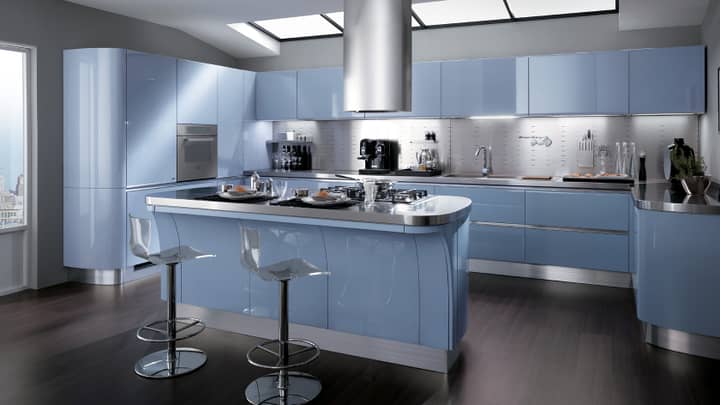 Кухня с голубыми глянцевыми фасадами