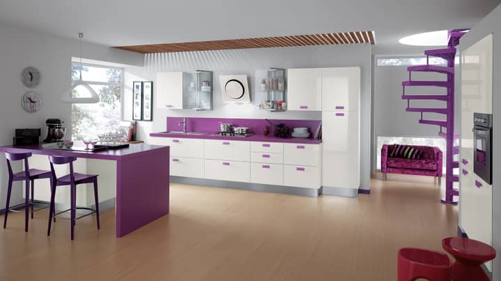 Белая кухня с фиолетовыми столешницей и фартуком