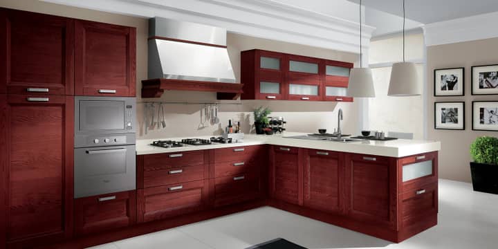 Классическая красная кухня с рамочными фасадами